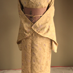 正絹単衣　細かい絞りで表現されたサンドイエロー地にペーズリー柄がやさしいオリエンタルな雰囲気　トールサイズ袖長め洗濯可能 1枚目の画像