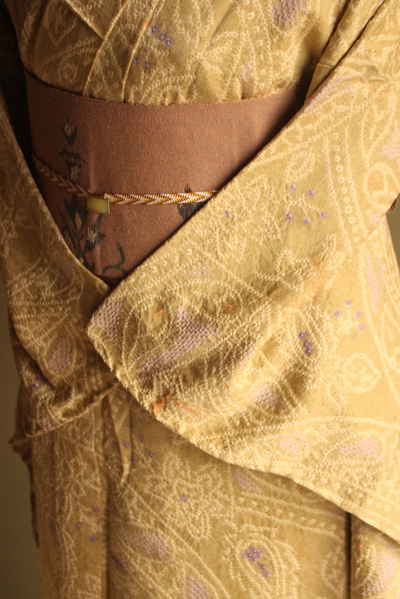 正絹単衣　細かい絞りで表現されたサンドイエロー地にペーズリー柄がやさしいオリエンタルな雰囲気　トールサイズ袖長め洗濯可能 13枚目の画像