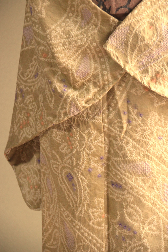 正絹単衣　細かい絞りで表現されたサンドイエロー地にペーズリー柄がやさしいオリエンタルな雰囲気　トールサイズ袖長め洗濯可能 5枚目の画像