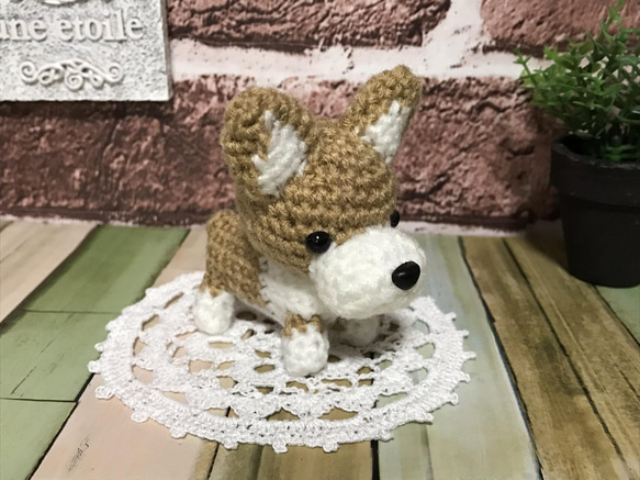 ミニサイズのコーギー犬の編みぐるみ×ラウンド型コースター② 2枚目の画像