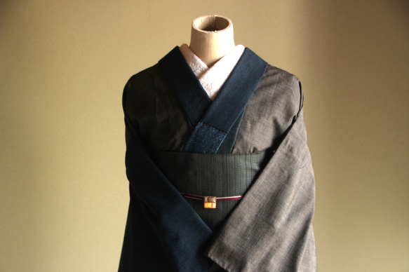 単衣　ウール異素材のグレー黒+紺メンズライク☆大人かっこいい着こなし　裄67ｃｍ　お袖長めモアトールサイズ 1枚目の画像