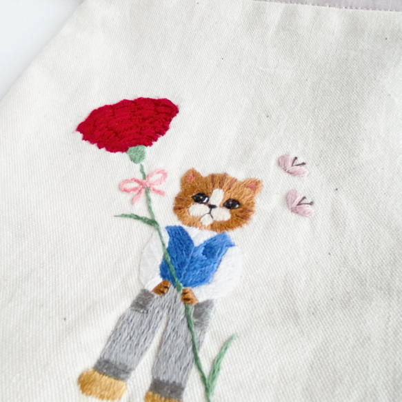 刺繍　丸い巾着＊大きなカーネーションねこ①〈無料ラッピング〉 6枚目の画像