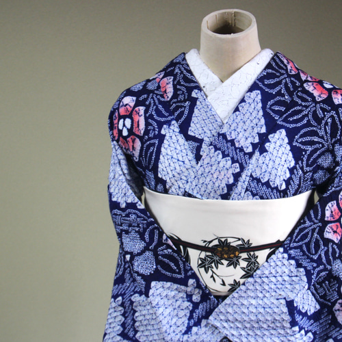 新品✨美品✨藍染ぼかし染め、七宝　有松鳴海絞り浴衣 ◇現代 有松鳴海絞 浴衣◇【濃紺 桃】生垣にぼかしが美しい花々