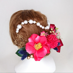 【一点限品】椿とマムとパール飾りのヘッドドレス 成人式 卒業式 袴 髪飾り 造花 和装 ピンク リボン 2枚目の画像