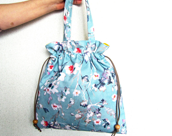 フランス生地　巾着バッグ　A4対応　3way　晴れやかブルー　花柄トートバッグ 1枚目の画像