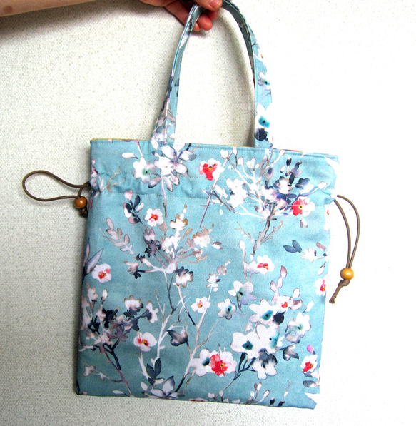 フランス生地　巾着バッグ　A4対応　3way　晴れやかブルー　花柄トートバッグ 2枚目の画像