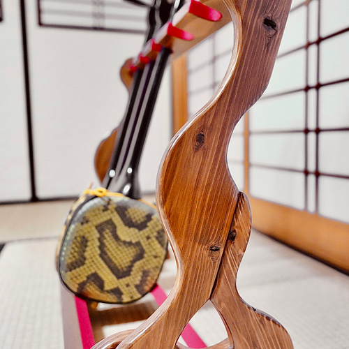 ♪ハンドメイド 沖縄三線スタンド 5丁収納 ブラックカラー