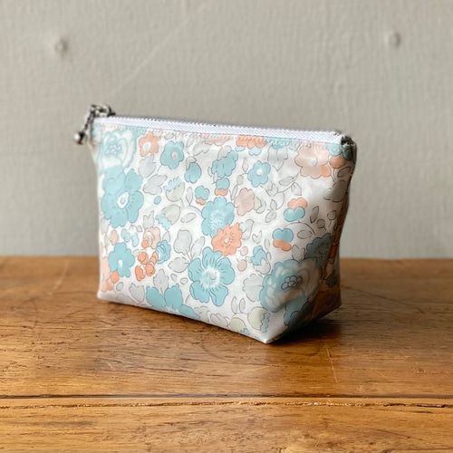 専用ページ　リバティラミネート生地使用ポーチ リバティラミネートポーチ （ベッツィ／ライトブルーグレー）裏地付き