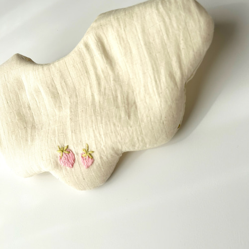 ♡アニマル刺しゅう ふかふかまんまる スタイ♡ いちご刺繍がかわいい