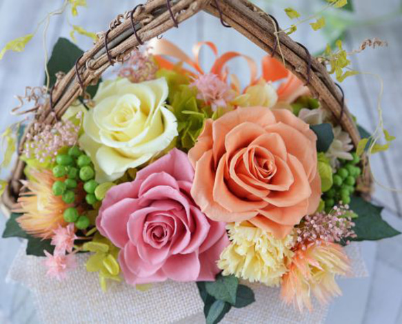 カーリーオーバルバスケット オレンジ カーネーション ローズ プレゼント ギフト 母の日 花 6枚目の画像