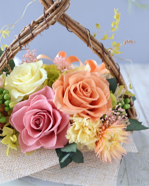 カーリーオーバルバスケット オレンジ カーネーション ローズ プレゼント ギフト 母の日 花 8枚目の画像