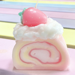 苺のロールケーキキャンドル 1枚目の画像