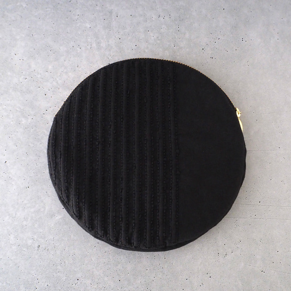 Round pouch▫️BLACK / 手刺繍 1枚目の画像