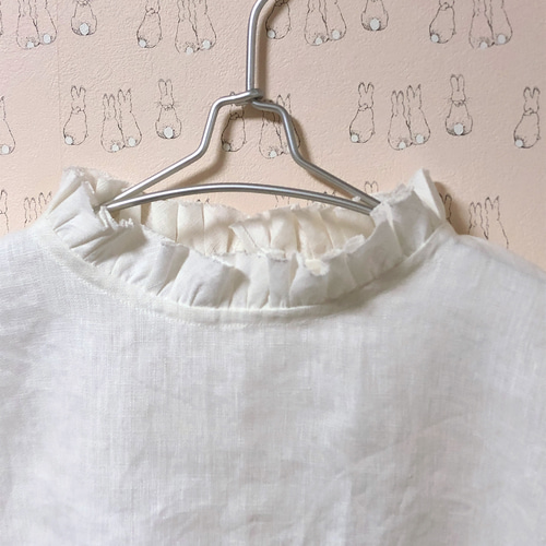 リネンスタンドフリルブラウス　ライトグレー NEW IN】リネンスタンドフリルブラウス ルーズフィット | ONLINE SHOP