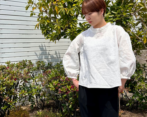リネンスタンドフリルブラウス　ライトグレー NEW IN】リネンスタンドフリルブラウス ルーズフィット | ONLINE SHOP