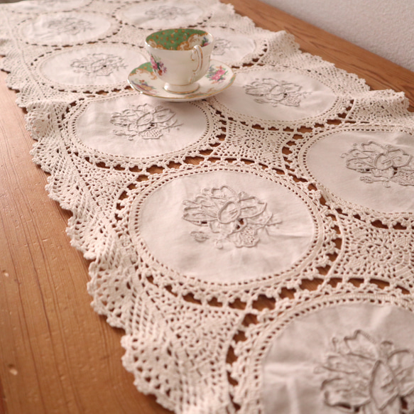 フランスの手仕事/お花の手刺繍入り12枚の円形パーツ繋ぎ 手編みクロッシェのテーブルセンター (ヴィンテージ) 6枚目の画像