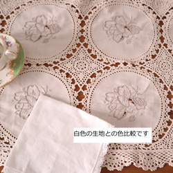 フランスの手仕事/お花の手刺繍入り12枚の円形パーツ繋ぎ 手編みクロッシェのテーブルセンター (ヴィンテージ) 9枚目の画像