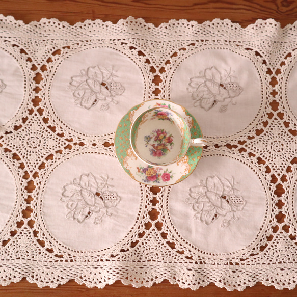 フランスの手仕事/お花の手刺繍入り12枚の円形パーツ繋ぎ 手編みクロッシェのテーブルセンター (ヴィンテージ) 8枚目の画像