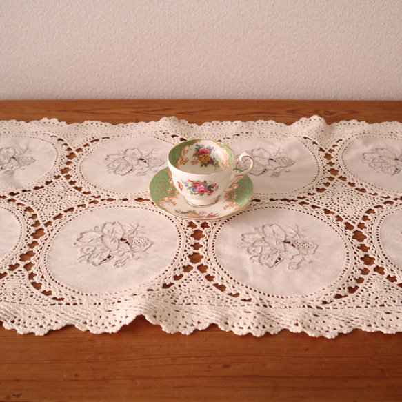 フランスの手仕事/お花の手刺繍入り12枚の円形パーツ繋ぎ 手編みクロッシェのテーブルセンター (ヴィンテージ) 7枚目の画像