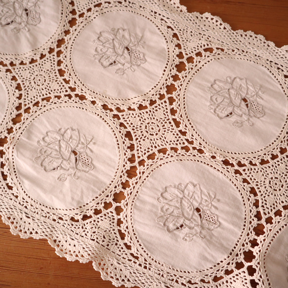 フランスの手仕事/お花の手刺繍入り12枚の円形パーツ繋ぎ 手編みクロッシェのテーブルセンター (ヴィンテージ) 2枚目の画像