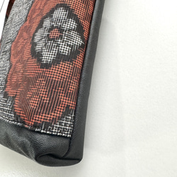 着物スマホショルダー(大島紬、花模様) ♦︎紐調節可能　マグネットボタン　  スマホポーチ　柄合わせ 6枚目の画像