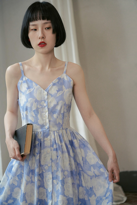 青と白の雲と花のプリントサスペンダー V ネックドレス、ミドル丈ドレス、裏地付きノースリーブスカート 15枚目の画像