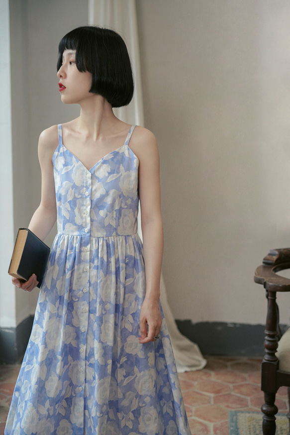 青と白の雲と花のプリントサスペンダー V ネックドレス、ミドル丈ドレス、裏地付きノースリーブスカート 20枚目の画像
