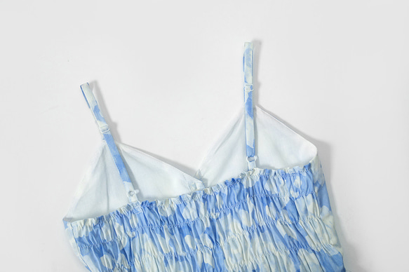 青と白の雲と花のプリントサスペンダー V ネックドレス、ミドル丈ドレス、裏地付きノースリーブスカート 4枚目の画像