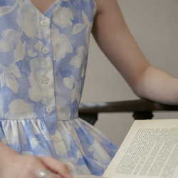 青と白の雲と花のプリントサスペンダー V ネックドレス、ミドル丈ドレス、裏地付きノースリーブスカート 12枚目の画像
