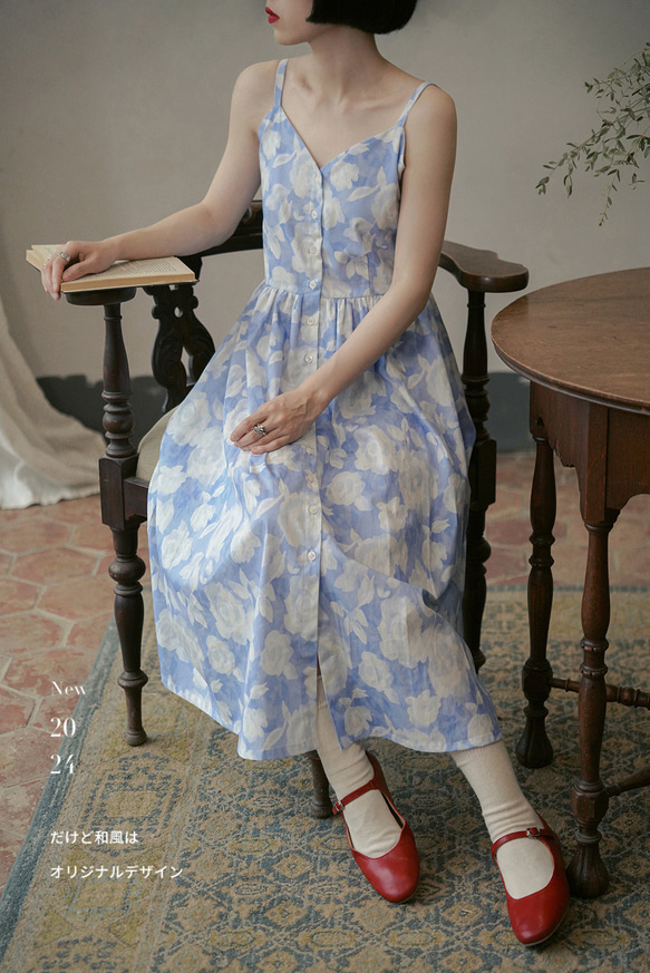 青と白の雲と花のプリントサスペンダー V ネックドレス、ミドル丈ドレス、裏地付きノースリーブスカート 1枚目の画像