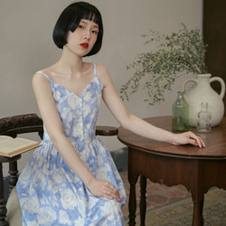 青と白の雲と花のプリントサスペンダー V ネックドレス、ミドル丈ドレス、裏地付きノースリーブスカート 8枚目の画像