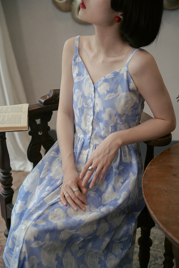 青と白の雲と花のプリントサスペンダー V ネックドレス、ミドル丈ドレス、裏地付きノースリーブスカート 19枚目の画像