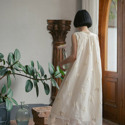 クリームベージュのヘイジーバタフライミストヤーンノースリーブドレス二重層防透明ミッドレングスルーズドレス 12枚目の画像