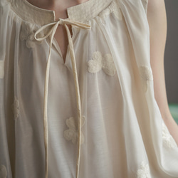クリームベージュのヘイジーバタフライミストヤーンノースリーブドレス二重層防透明ミッドレングスルーズドレス 6枚目の画像