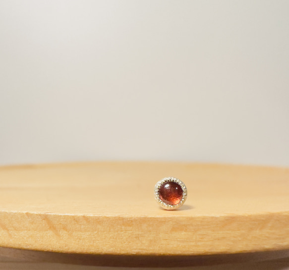 ガーネット　ひとつぶピアス　silver925 ミルグレイン 2枚目の画像
