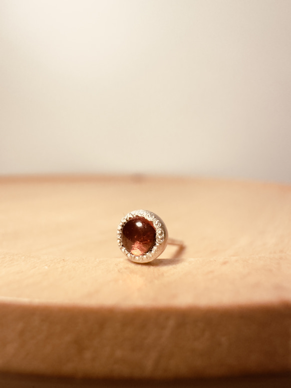 ガーネット　ひとつぶピアス　silver925 ミルグレイン 4枚目の画像