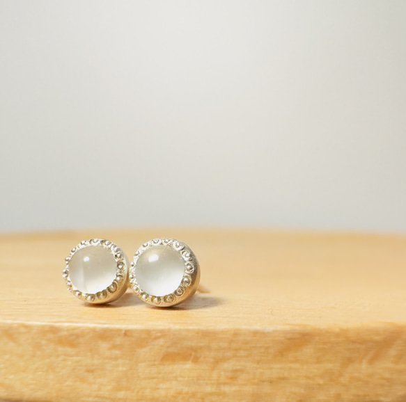 ホワイトムーンストーン　ひとつぶピアス　silver925 ミルグレイン　6月誕生石 4枚目の画像