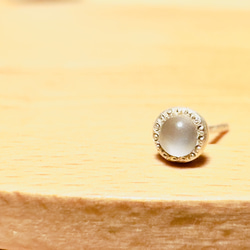 ホワイトムーンストーン　ひとつぶピアス　silver925 ミルグレイン　6月誕生石 1枚目の画像