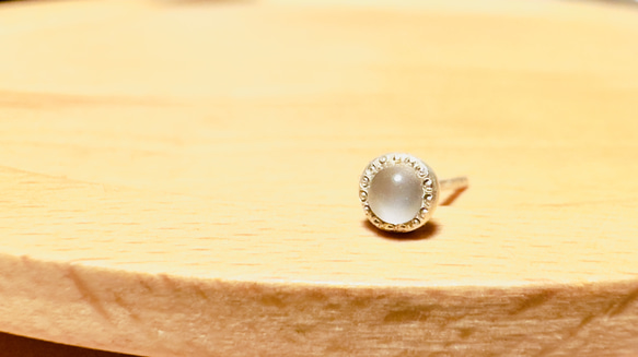 ホワイトムーンストーン　ひとつぶピアス　silver925 ミルグレイン　6月誕生石 1枚目の画像