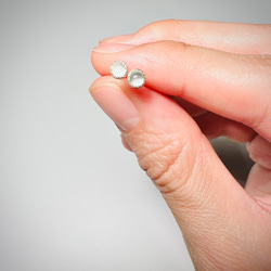 ホワイトムーンストーン　ひとつぶピアス　silver925 ミルグレイン　6月誕生石 5枚目の画像