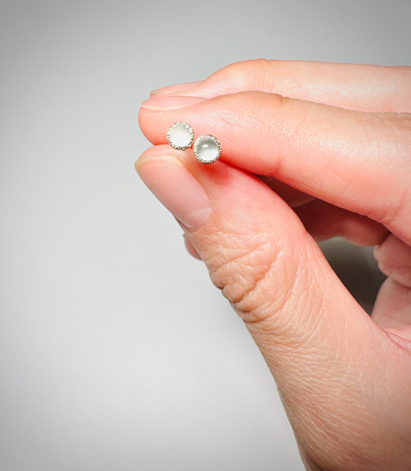 ホワイトムーンストーン　ひとつぶピアス　silver925 ミルグレイン　6月誕生石 5枚目の画像