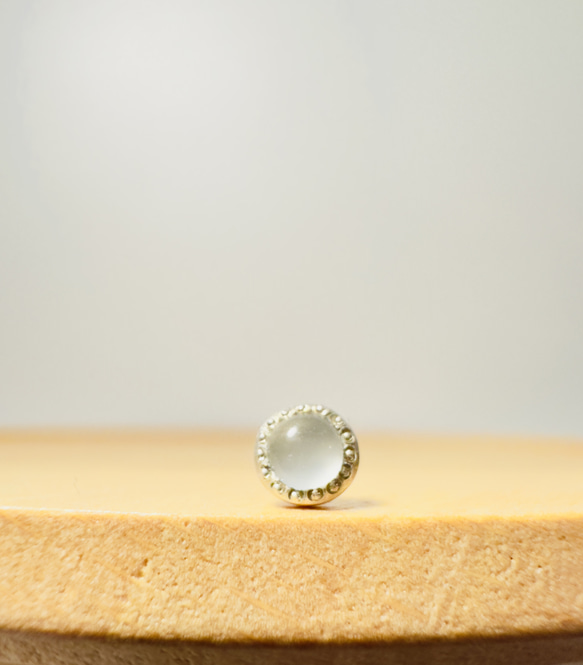 ホワイトムーンストーン　ひとつぶピアス　silver925 ミルグレイン　6月誕生石 2枚目の画像