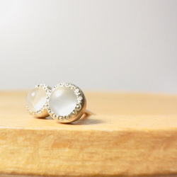 ホワイトムーンストーン　ひとつぶピアス　silver925 ミルグレイン　6月誕生石 3枚目の画像
