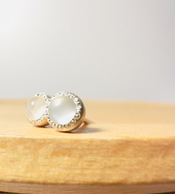 ホワイトムーンストーン　ひとつぶピアス　silver925 ミルグレイン　6月誕生石 3枚目の画像