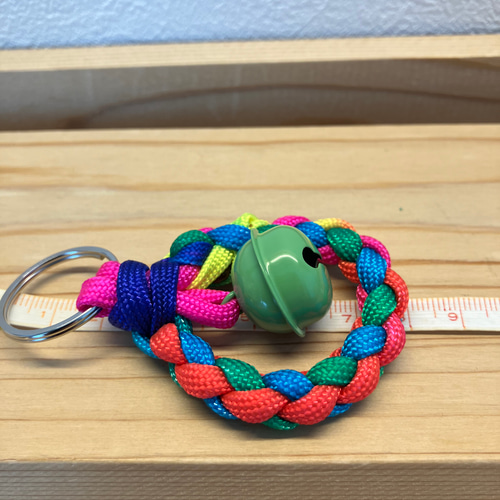 108・何だか可愛い鈴付きまぁるいパラコードキーホルダーハンドメイド