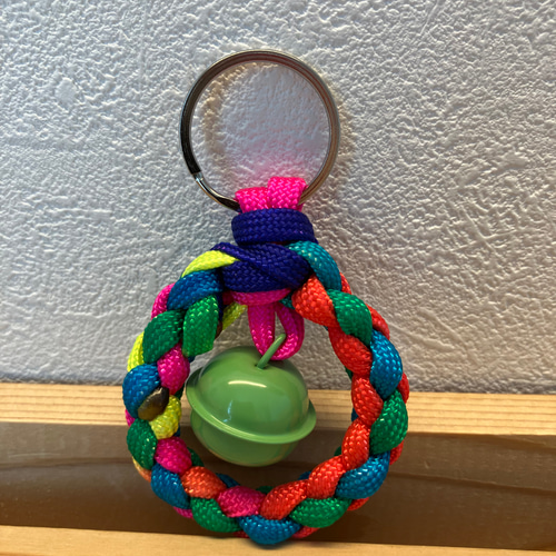 108・何だか可愛い鈴付きまぁるいパラコードキーホルダーハンドメイド