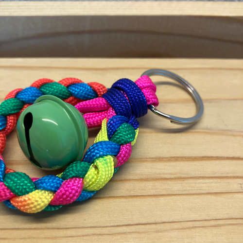 108・何だか可愛い鈴付きまぁるいパラコードキーホルダーハンドメイド