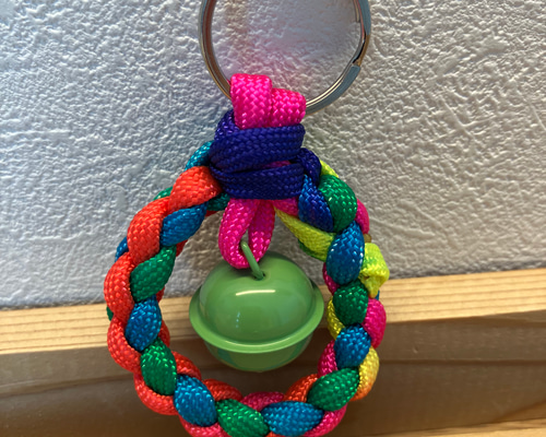 108・何だか可愛い鈴付きまぁるいパラコードキーホルダーハンドメイド
