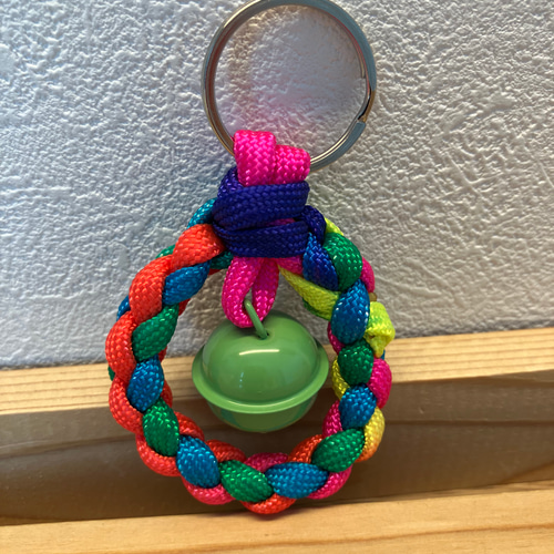 108・何だか可愛い鈴付きまぁるいパラコードキーホルダーハンドメイド