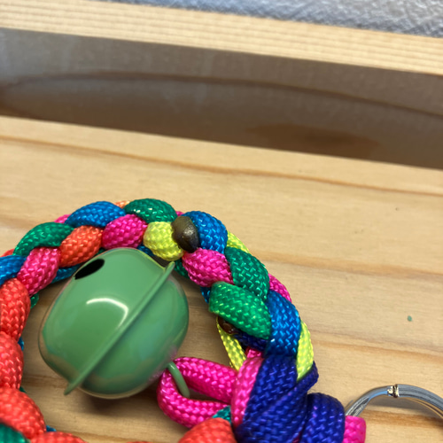 108・何だか可愛い鈴付きまぁるいパラコードキーホルダーハンドメイド